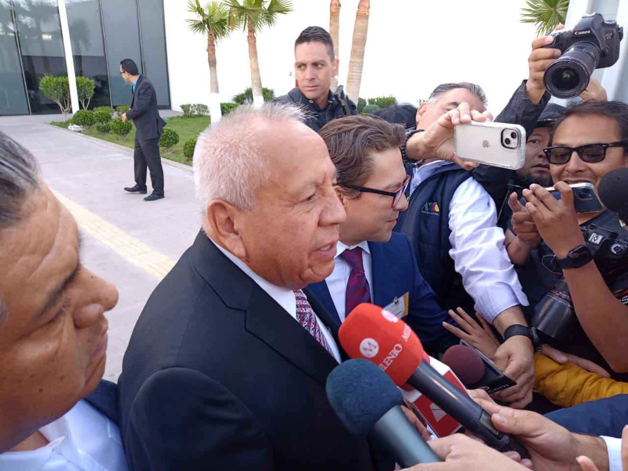 Mantiene comisionado del INM atención directa a familiares de las personas afectadas por incendio.