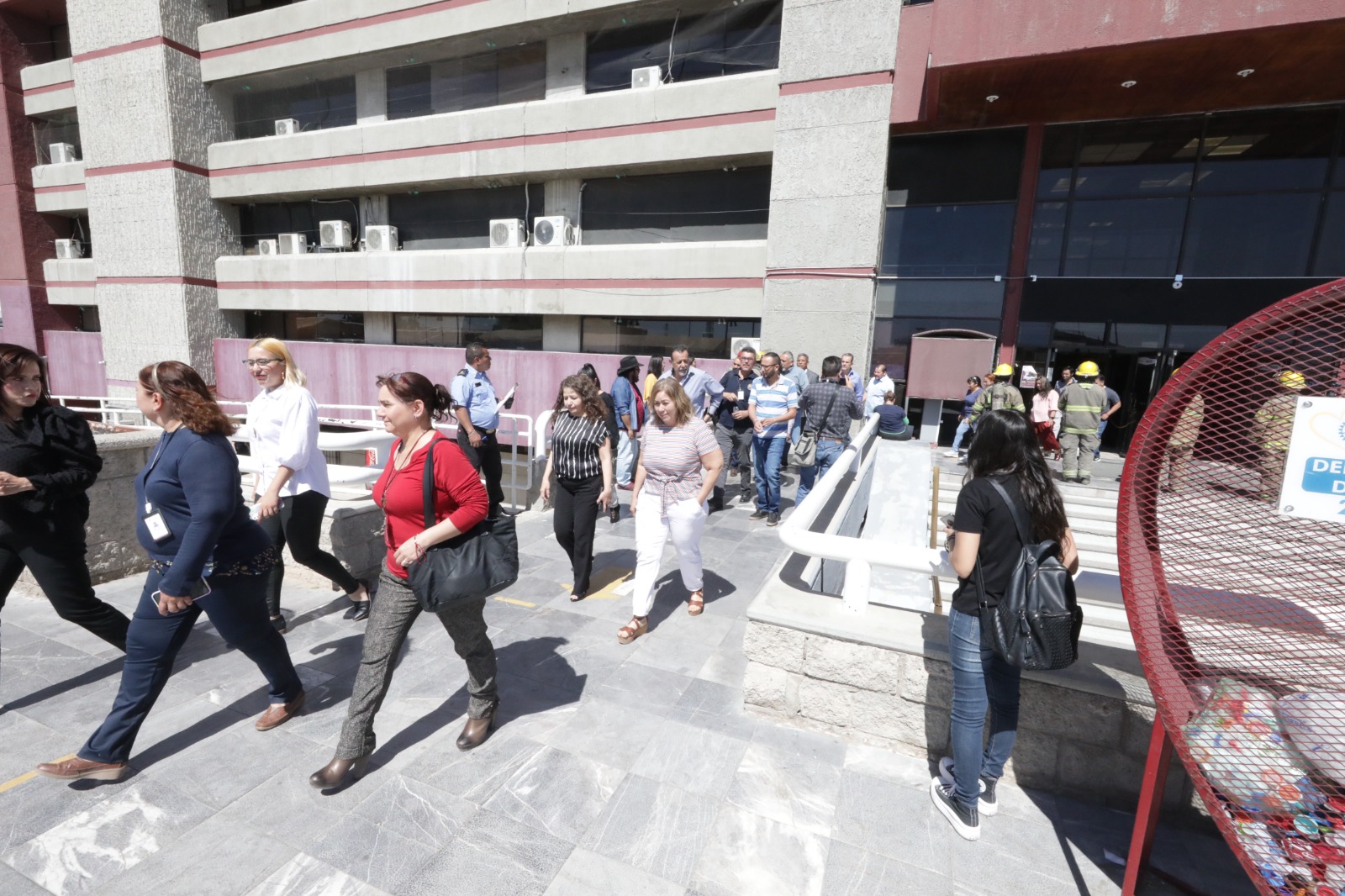 Evacuan a más de mil personas de la Presidencia Municipal ante sismo registrado el miércoles.