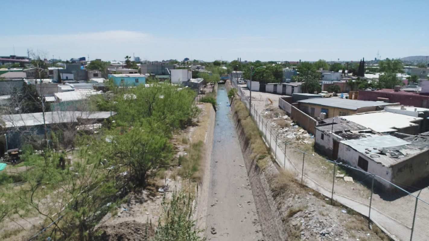 Supervisan limpieza y condiciones de la acequia Madre