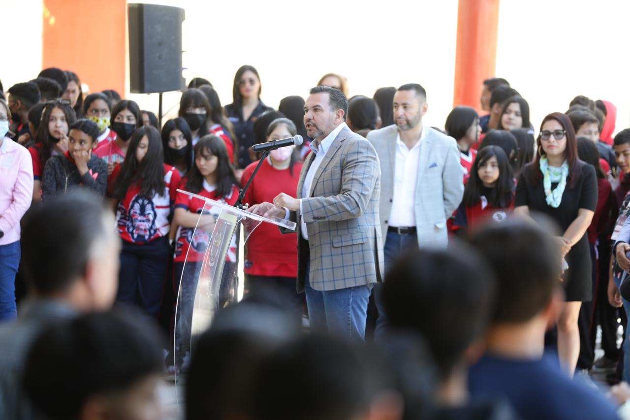 Entrega alcalde obras a escuela Técnica 89
