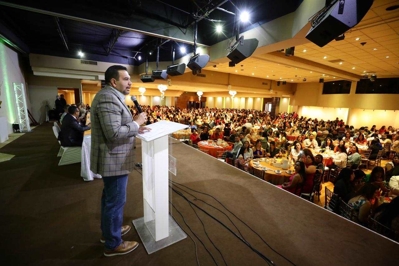 Convive Presidente Municipal con maestras por celebración del Día de la Educadora