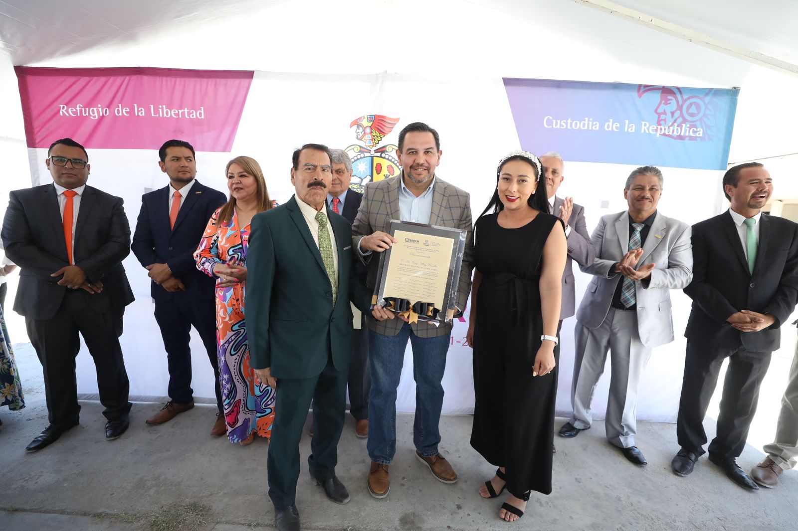 Otorgan reconocimiento al Alcalde
