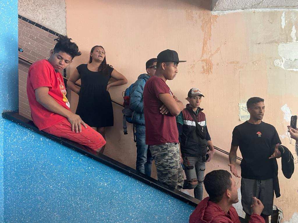 Desalojan a migrantes del Hotel De Luxe por riesgo de colapso.