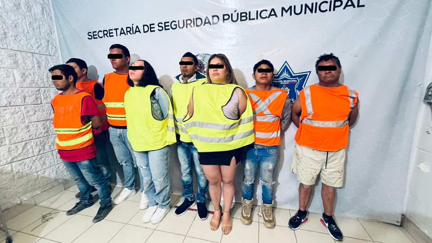 Detienen a seis sujetos, dos mujeres y un adolescente tras asegurarles un arma de fuego  