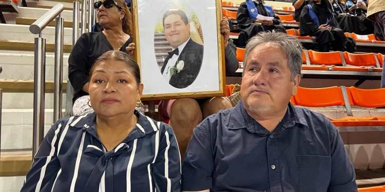 Gradúan 850 nuevos profesionistas de la UACJ