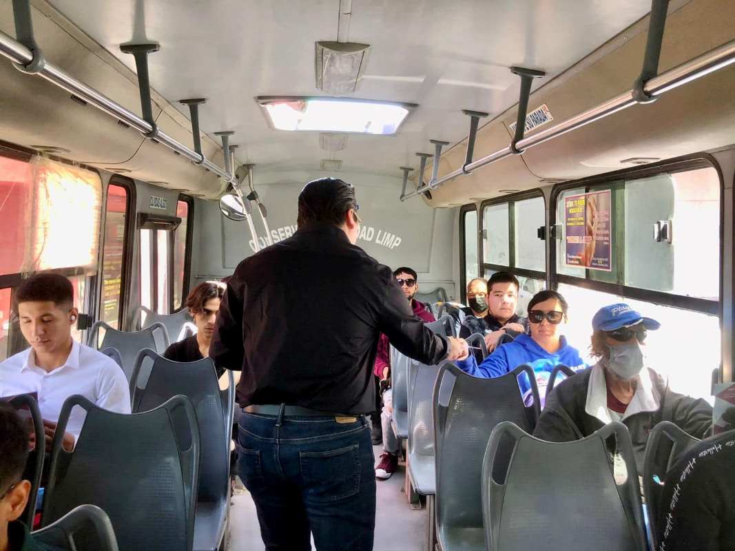 Difunden en el transporte público información de los derechos humanos