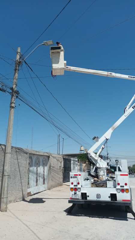 Servicios Públicos limpió e instaló lámparas en colonia México 68
