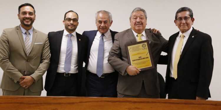 Reconocimiento al Mtro. Wilfrido Campbell Saavedra por su trayectoria profesional y académica en la UACJ