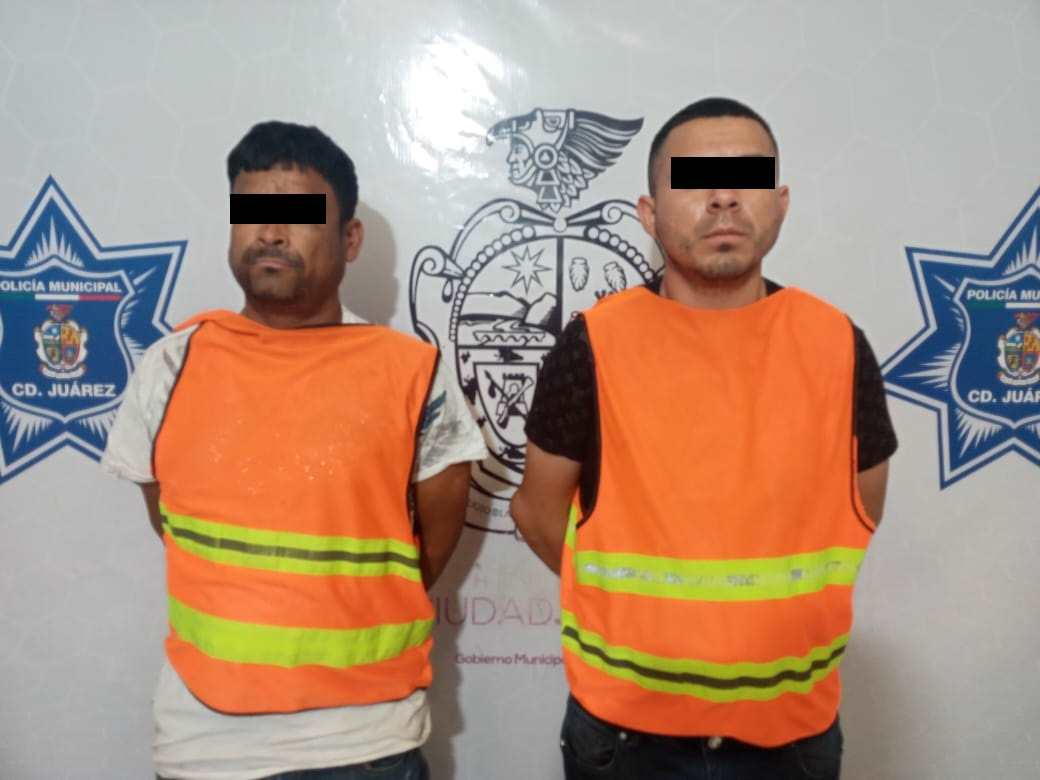 Sorprenden a dos sujetos en posesión de vehículo con reporte de robo y cristal