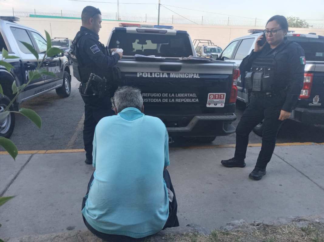 Rescatan a hombre que intentó arrojarse de un puente