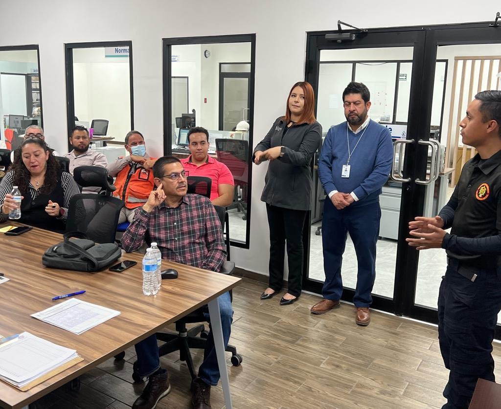 Capacita Bomberos a personal de la JMAS en técnicas de rescate de personas y atención de incendios.