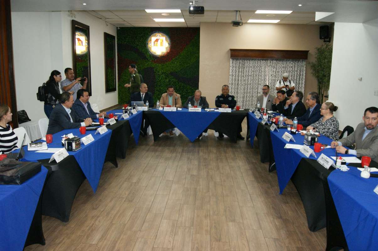 Presenta alcalde avance en obras durante sesión del CCE.