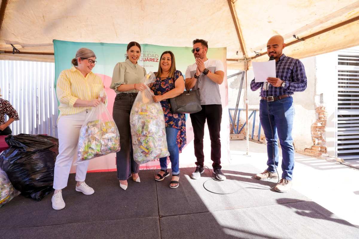 Distribuye DIF bolsas de dulces en escuelas