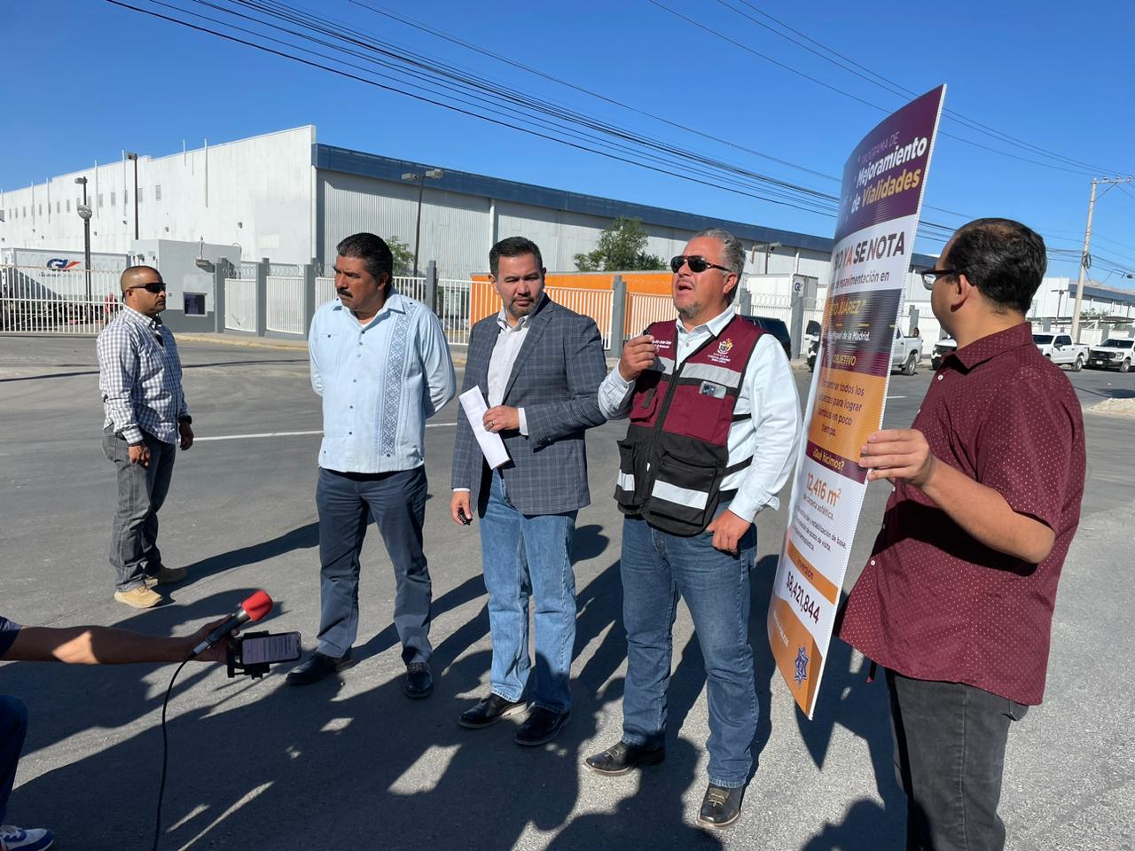 Entrega municipio obras de pavimentación en la calle Aero Juárez.