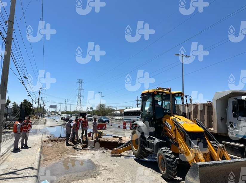 Reparación de fuga dejó sin servicio de agua a colonos en la zona de la Avenida De las Torres.