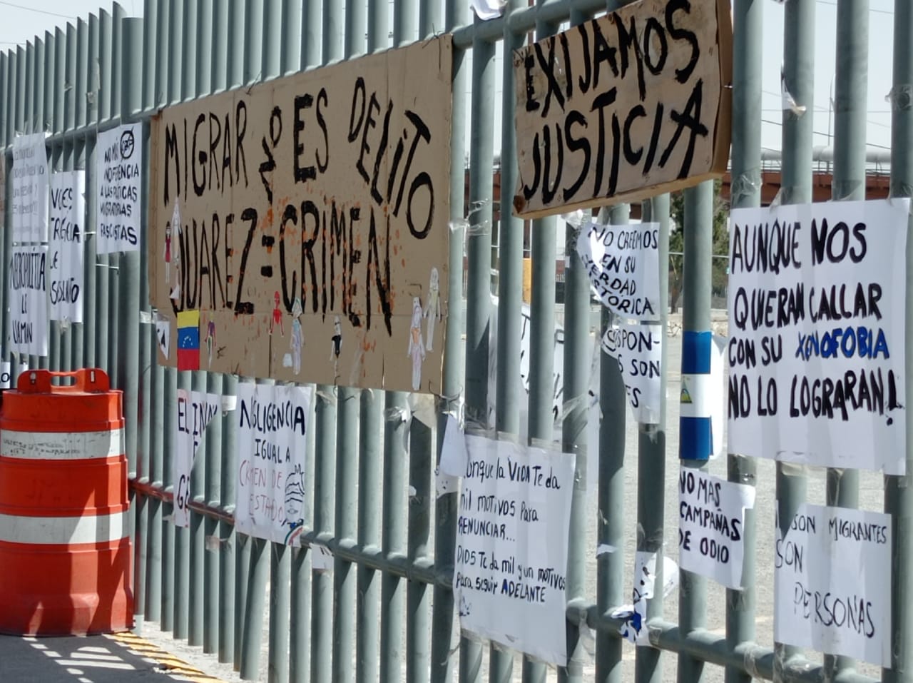 Inscriben en aceras los nombres de víctimas de la tragedia en el INM.