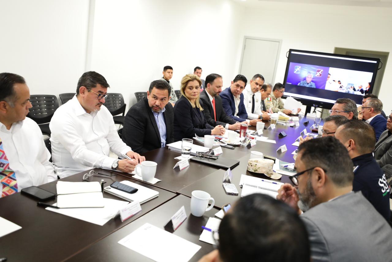 Pide gobernadora freno al flujo migratorio hacia la frontera, tras reunión de seguridad.