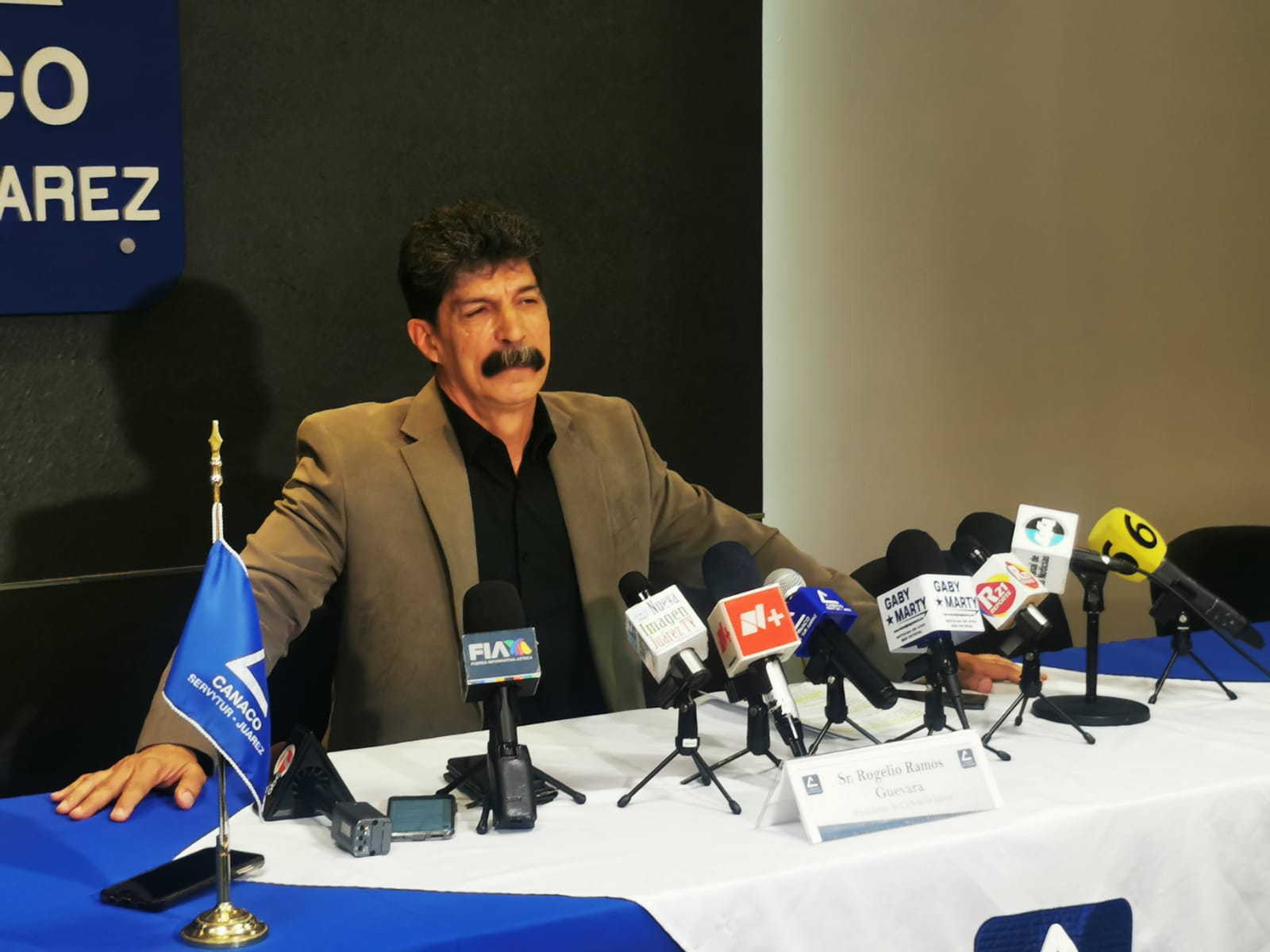 Invaden migrantes fincas y hoteles; situación está fuera de control.