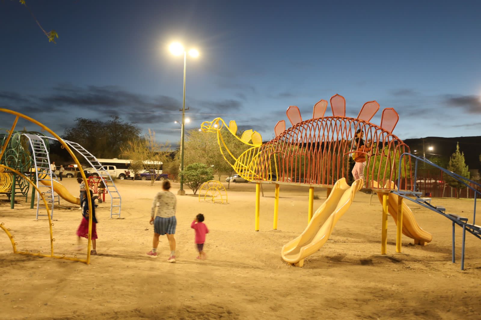 Enciende alcalde más de 250 lámparas en zona de Anapra
