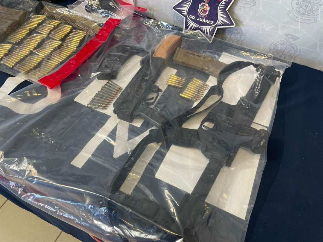 Arrestan a dos sujetos con arsenal y chalecos antibalas