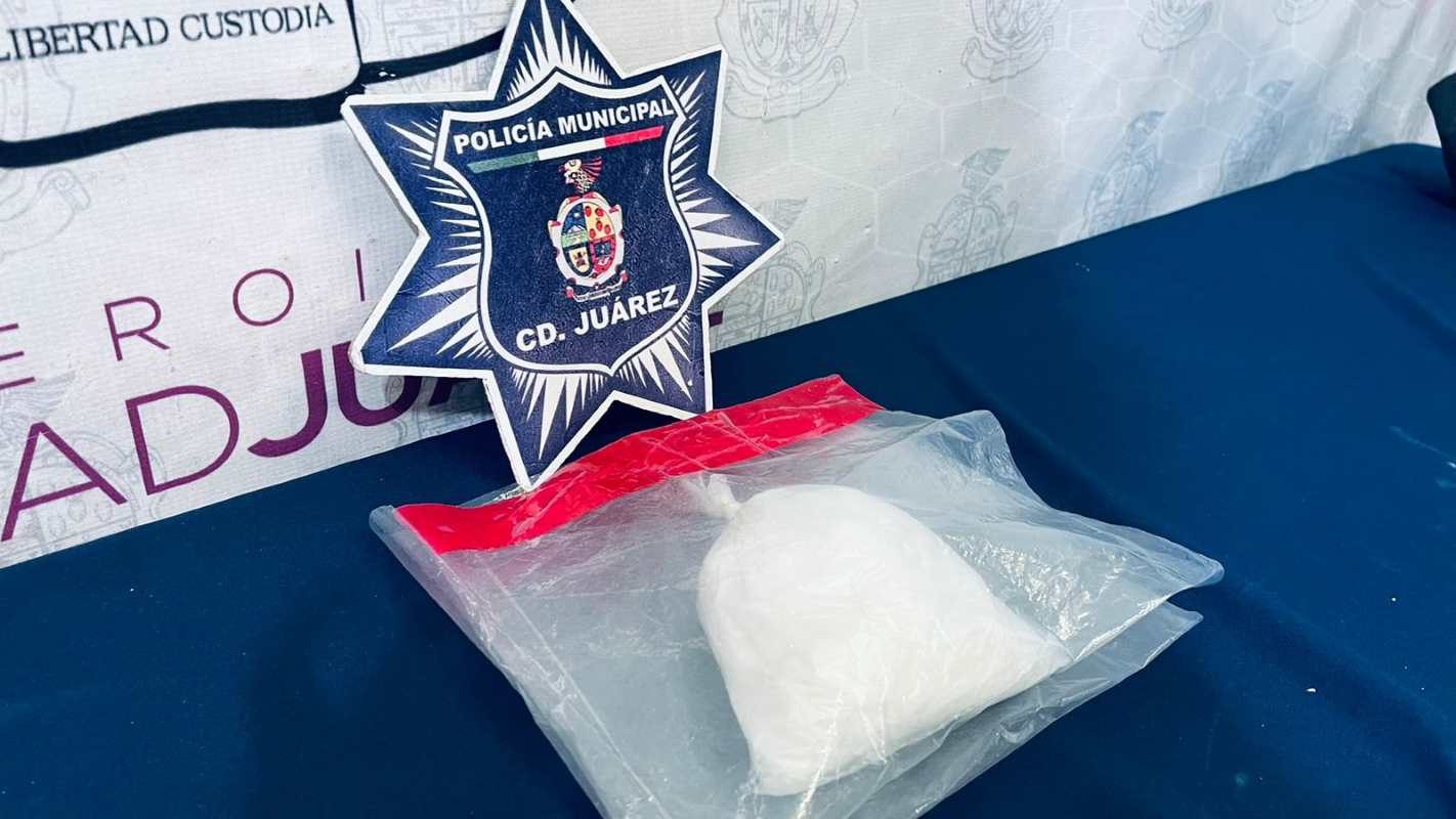 Detienen a motociclista en posesión de más de media libra de cristal