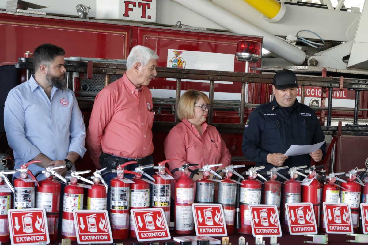 Donan extintores, equipo y señalización al Departamento de Bomberos