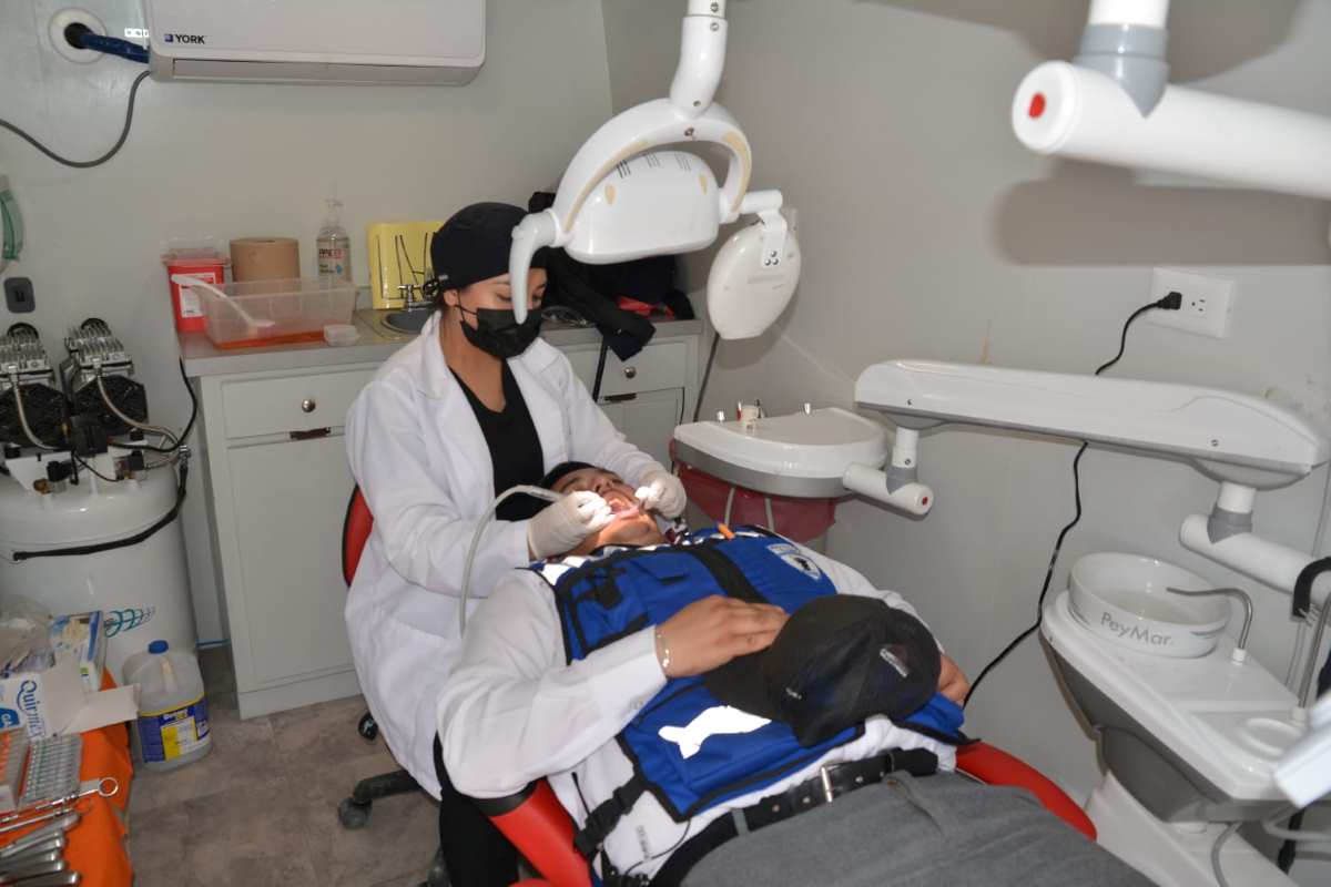 Llevan Brigada medicas a empleados de empresa maquiladora