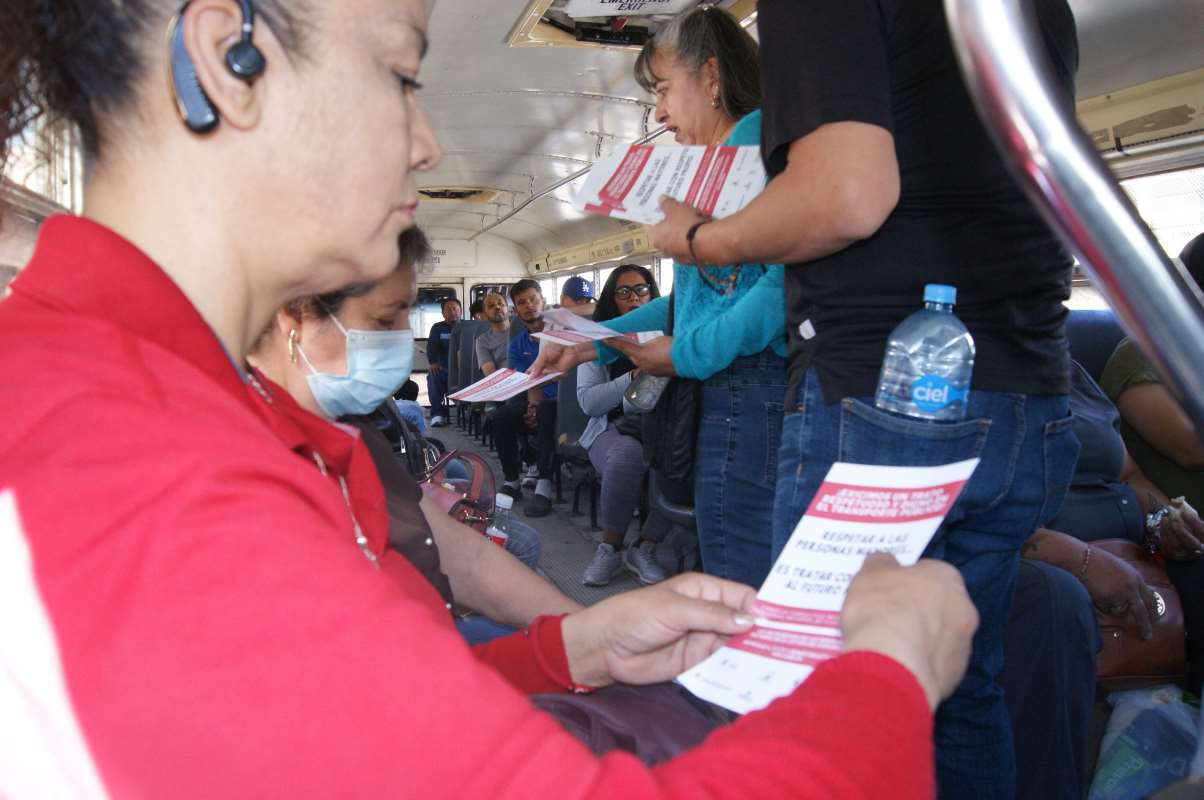 Persiste maltrato a adultos mayores en unidades del Transporte Público.