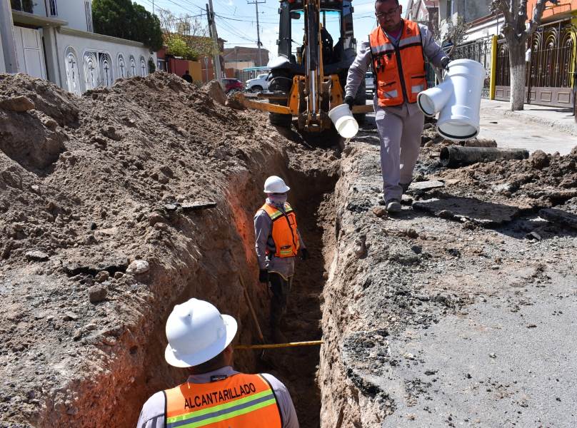 Reemplaza la JMAS tubería de alcantarillado