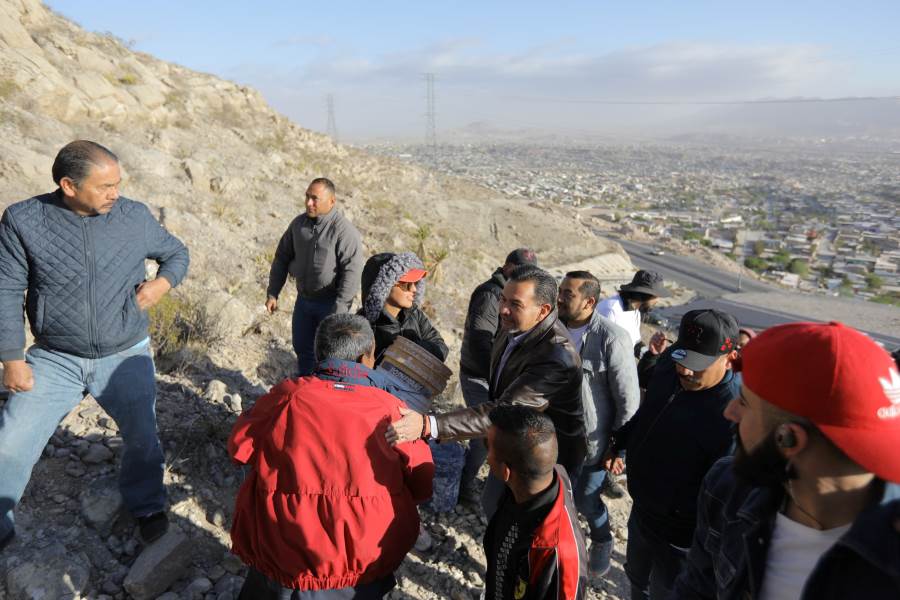 Acompañó alcalde a feligreses en el retoque de las letras en la Sierra de Juárez