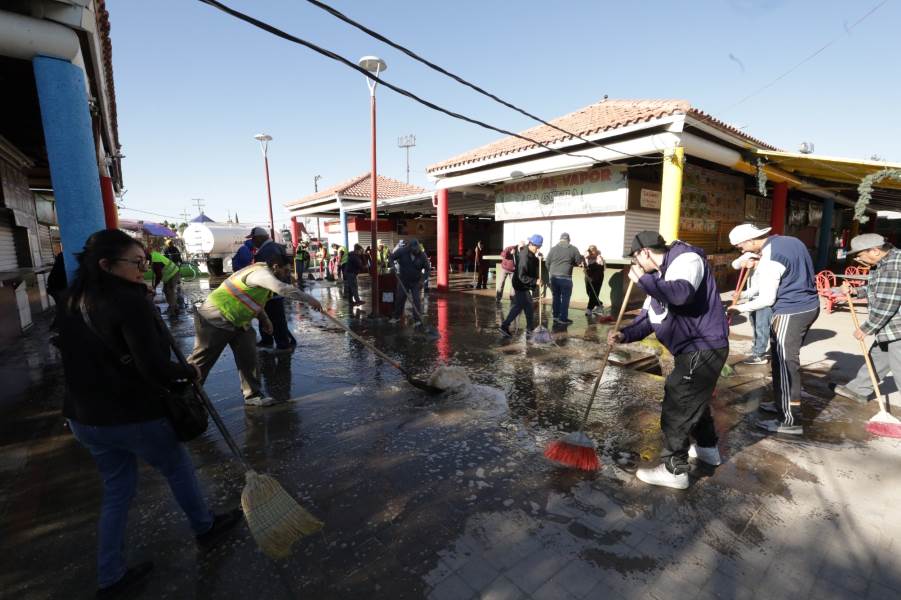 Participan comerciantes del parque Borunda en labores de limpieza
