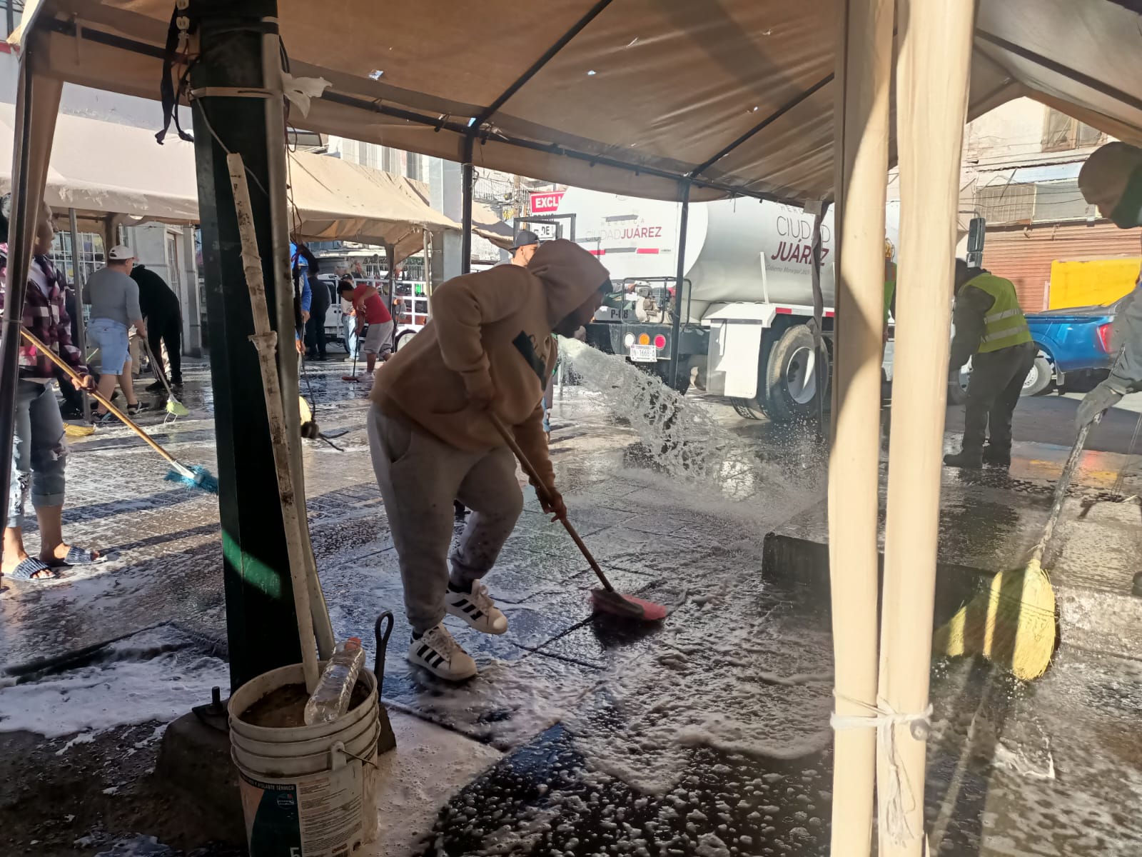 Refuerzan trabajos de limpieza en calles del Centro Histórico.