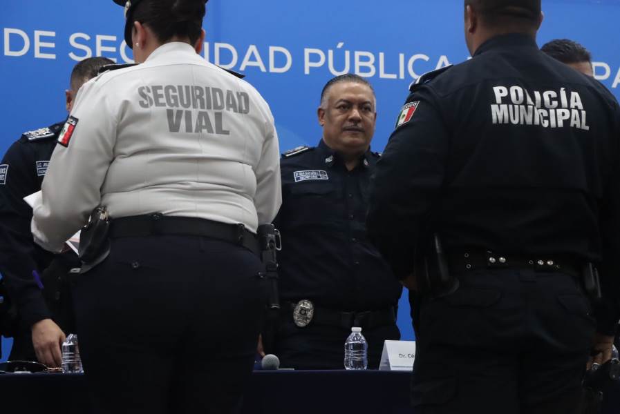 Reconocen a elementos municipales y policías viales por diez años de servicio