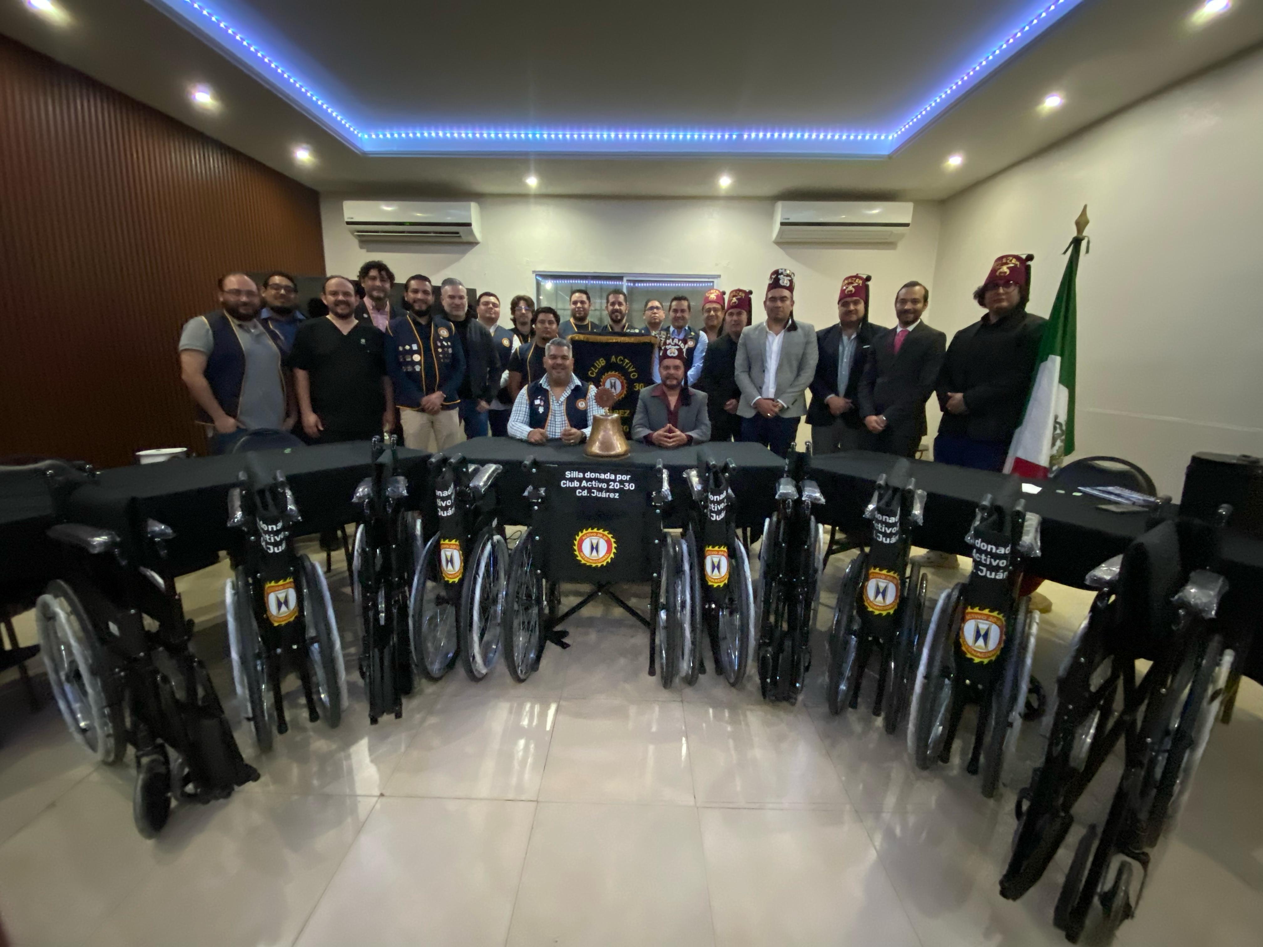 Club Rotario 20-30 dona 10 sillas de ruedas al Juárez Shrine Club.