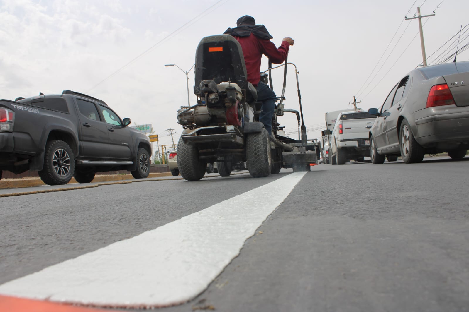 Trabajan en delimitación de carriles de la Avenida Tecnológico.