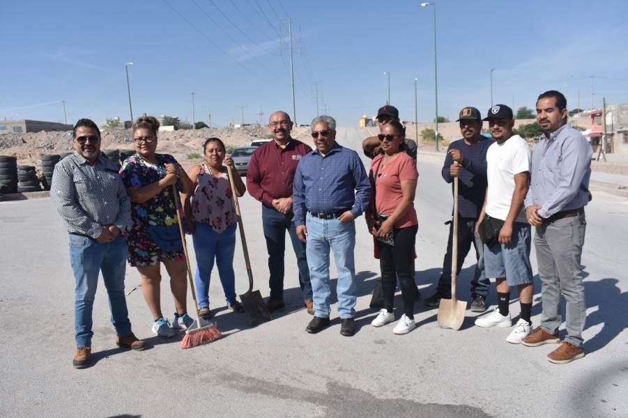 Comerciantes realizan operativo de limpieza en Portal del Roble