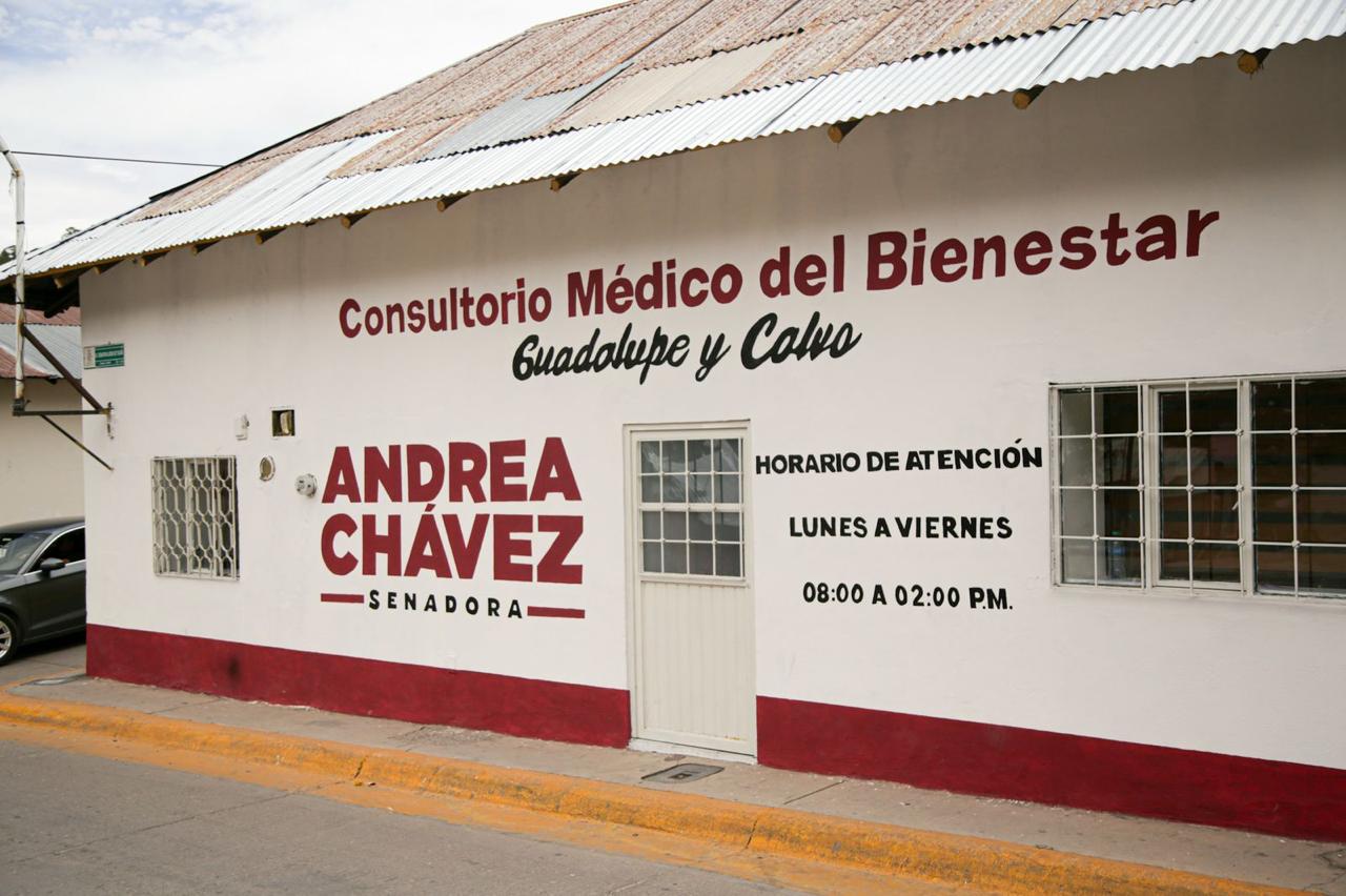 Ordena IEE retiro de imagen y nombre de Andrea Chávez de ambulancias y consultorio médico.