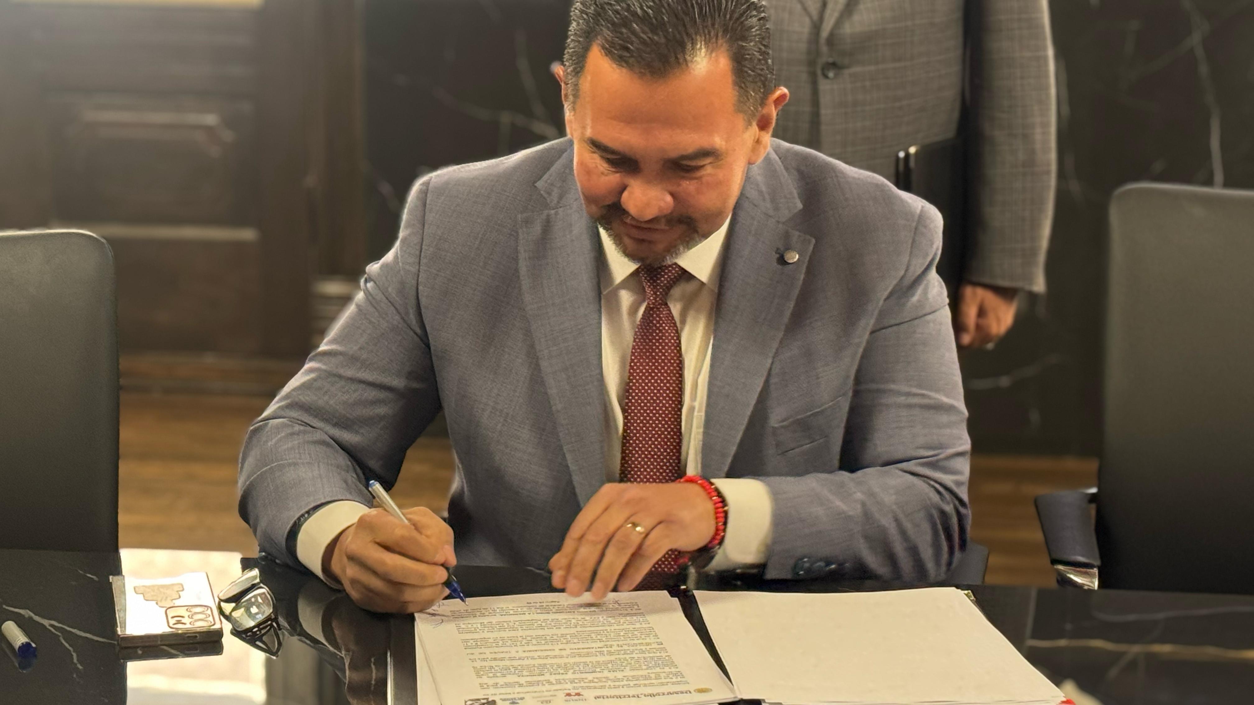 Firma alcalde convenio para el Programa Nacional de Vivienda.