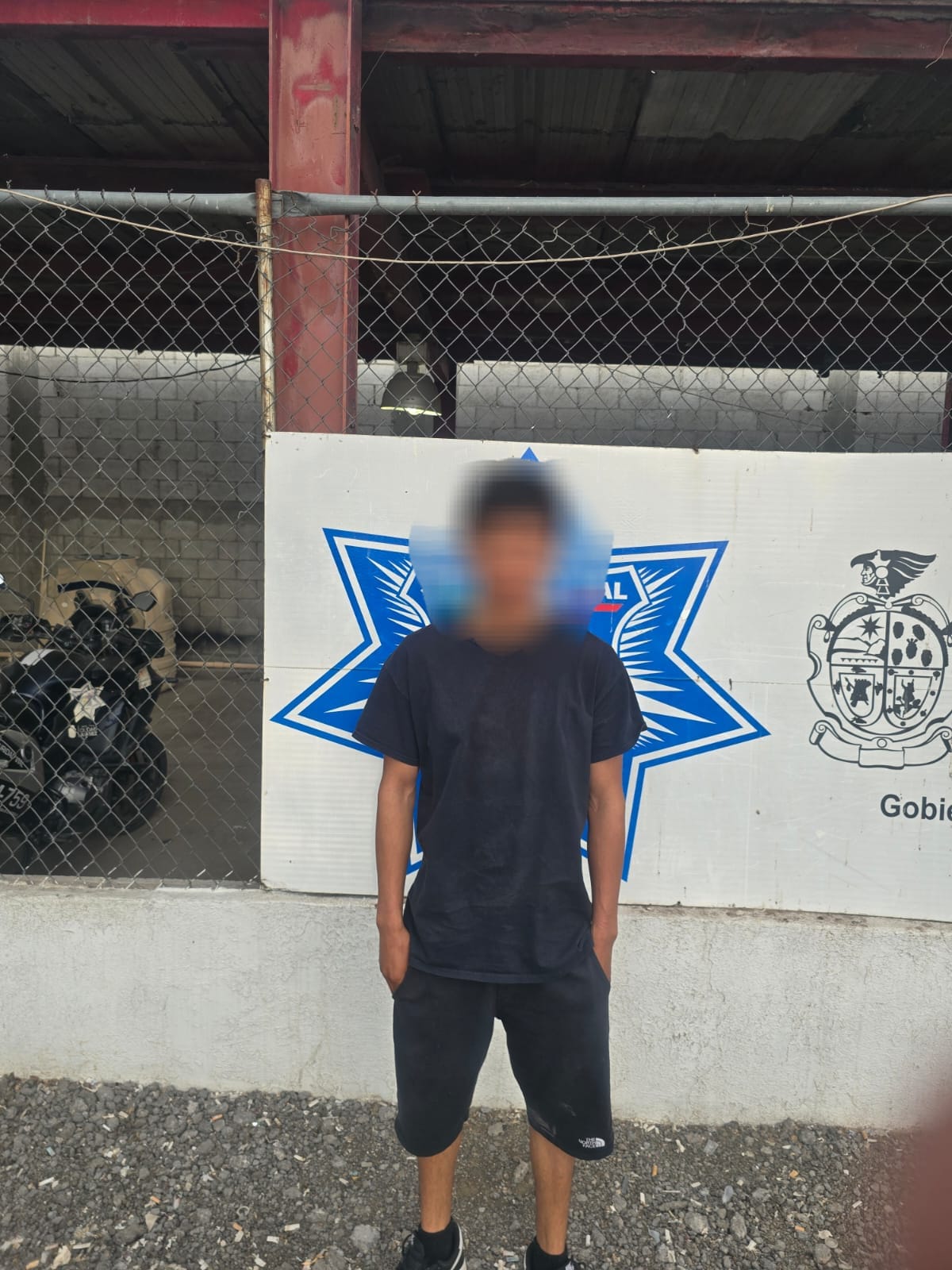 Detienen a conductor que agredió a agente vial al invadir fila en puente internacional.