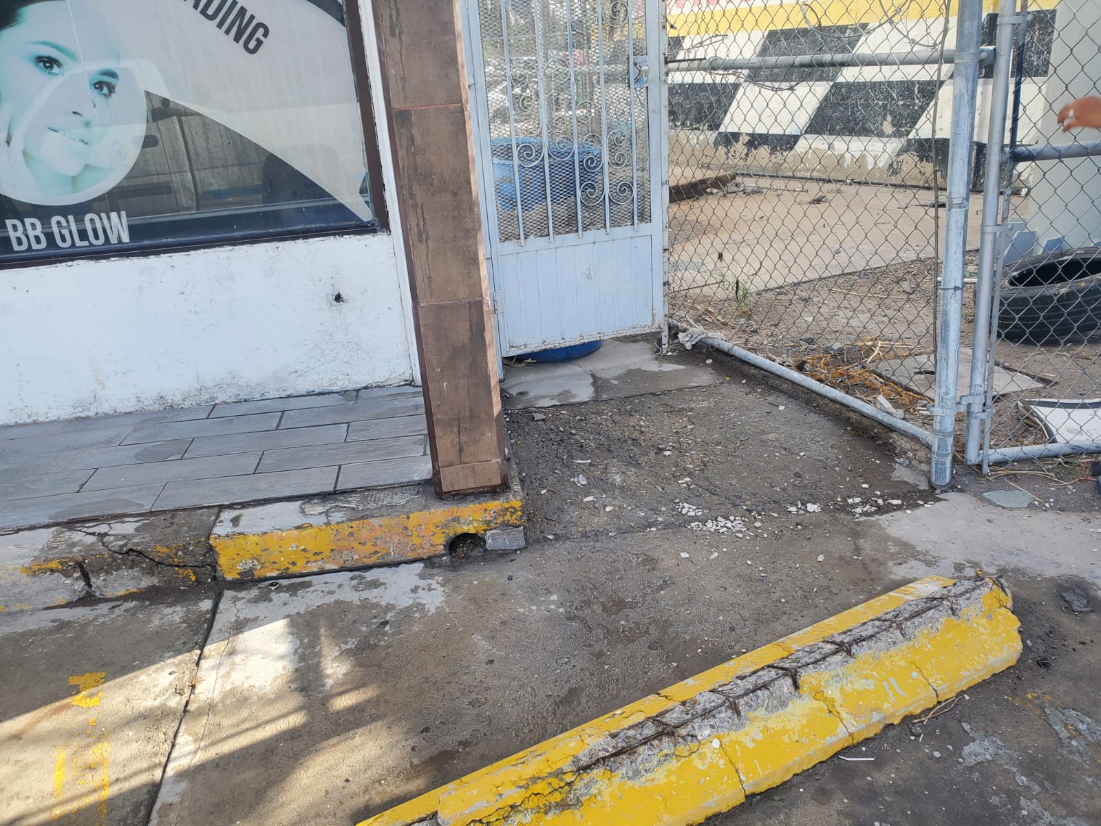 Robo de llave en negocio ocasiona desperdicio de agua potable.