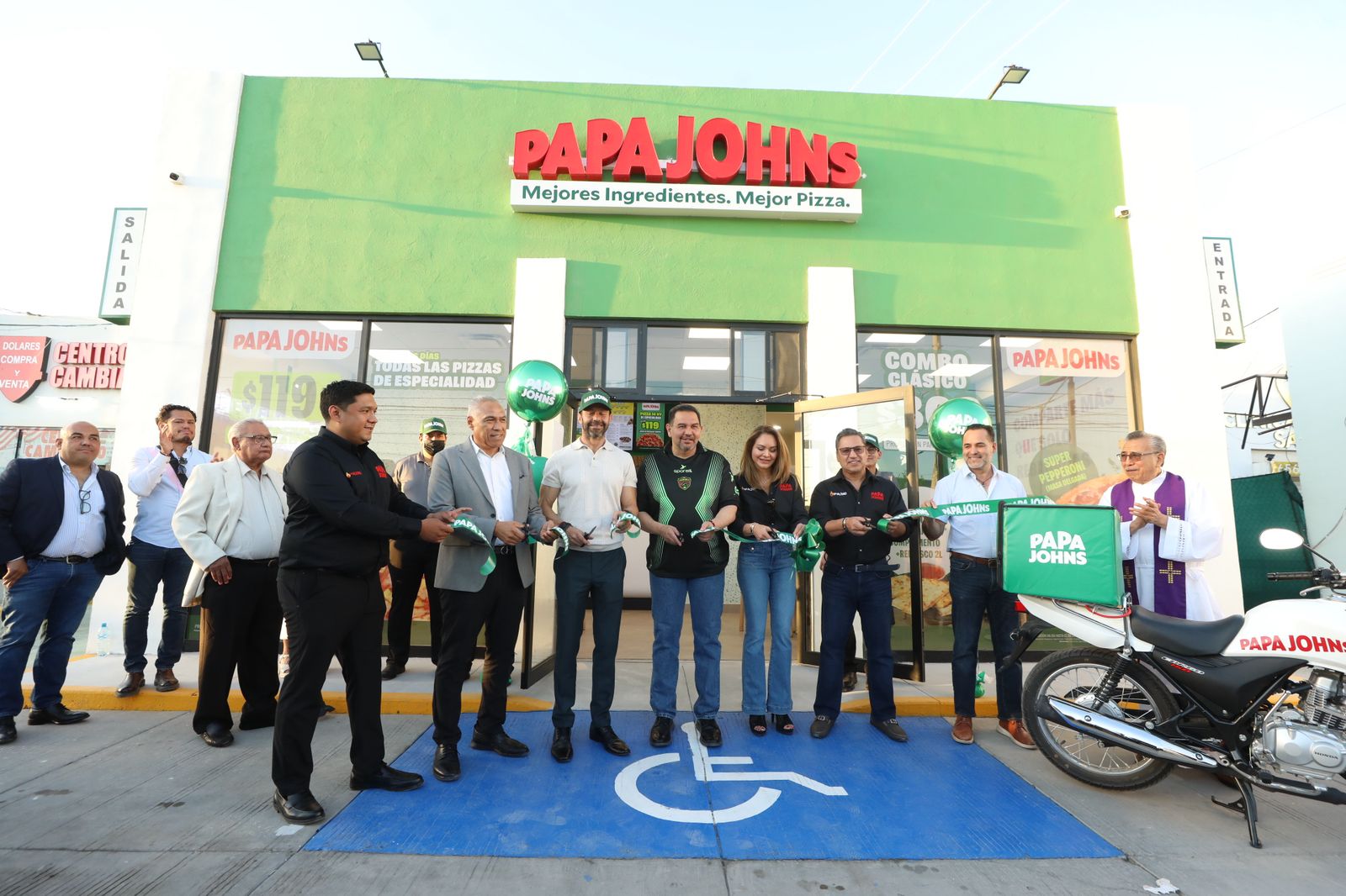 Juárez es un polo de desarrollo para los negocios, participa alcalde en inauguración de nuevo restaurante.