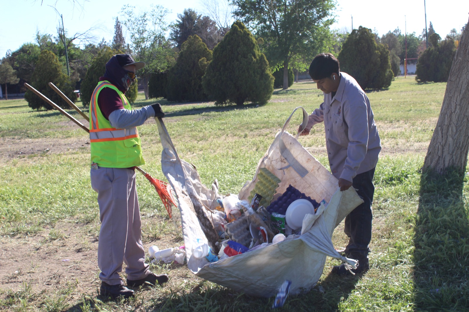 Levantan cerca de 40 toneladas de basura tras la Pascua en El Chamizal.
