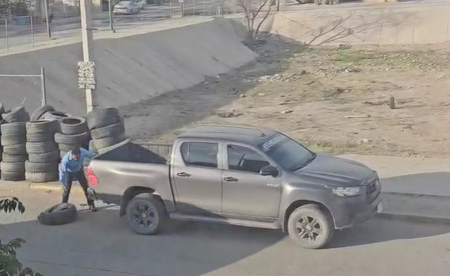 Captan a hombre tirando llantas en un dique en la colonia Parajes de Oriente.