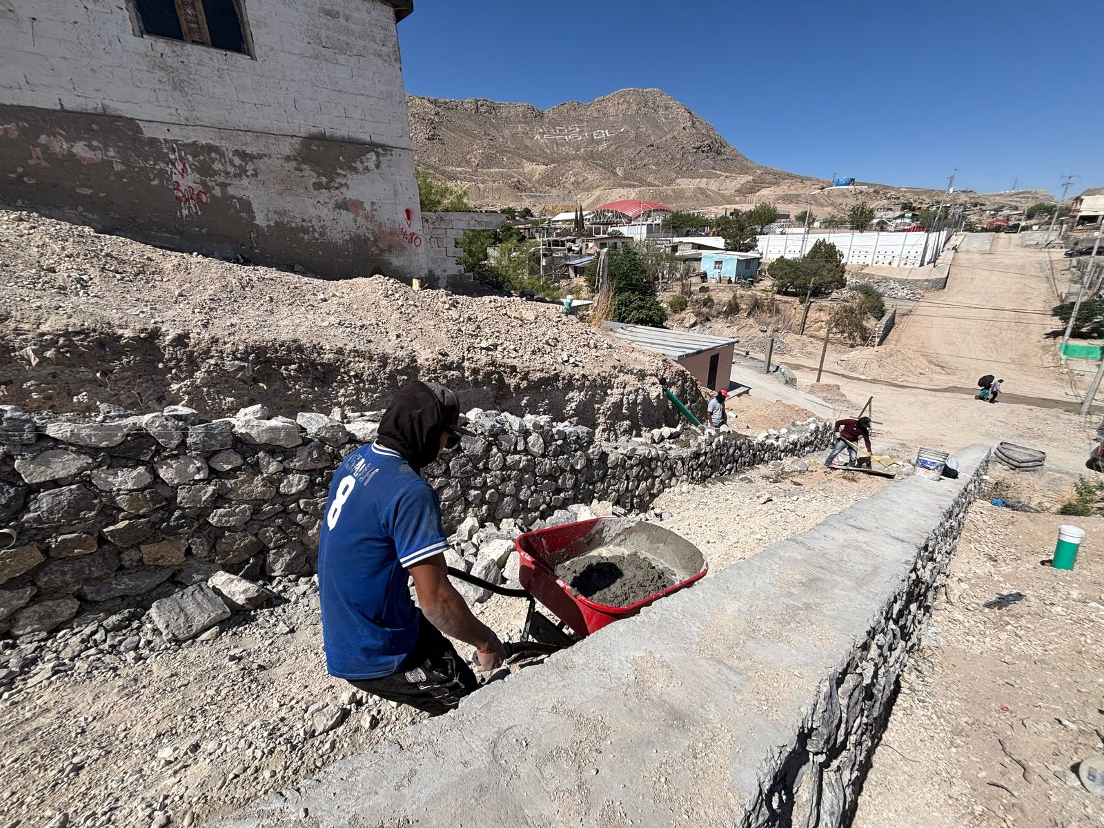 Trabaja Obras Públicas en la pavimentación de la calle Almoloya