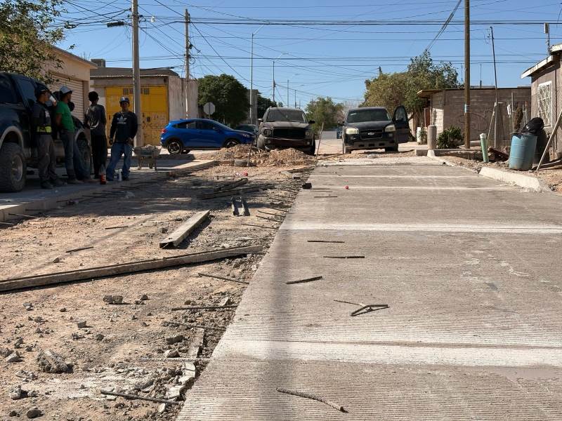 Pavimenta con concreto hidráulico la calle Quinta