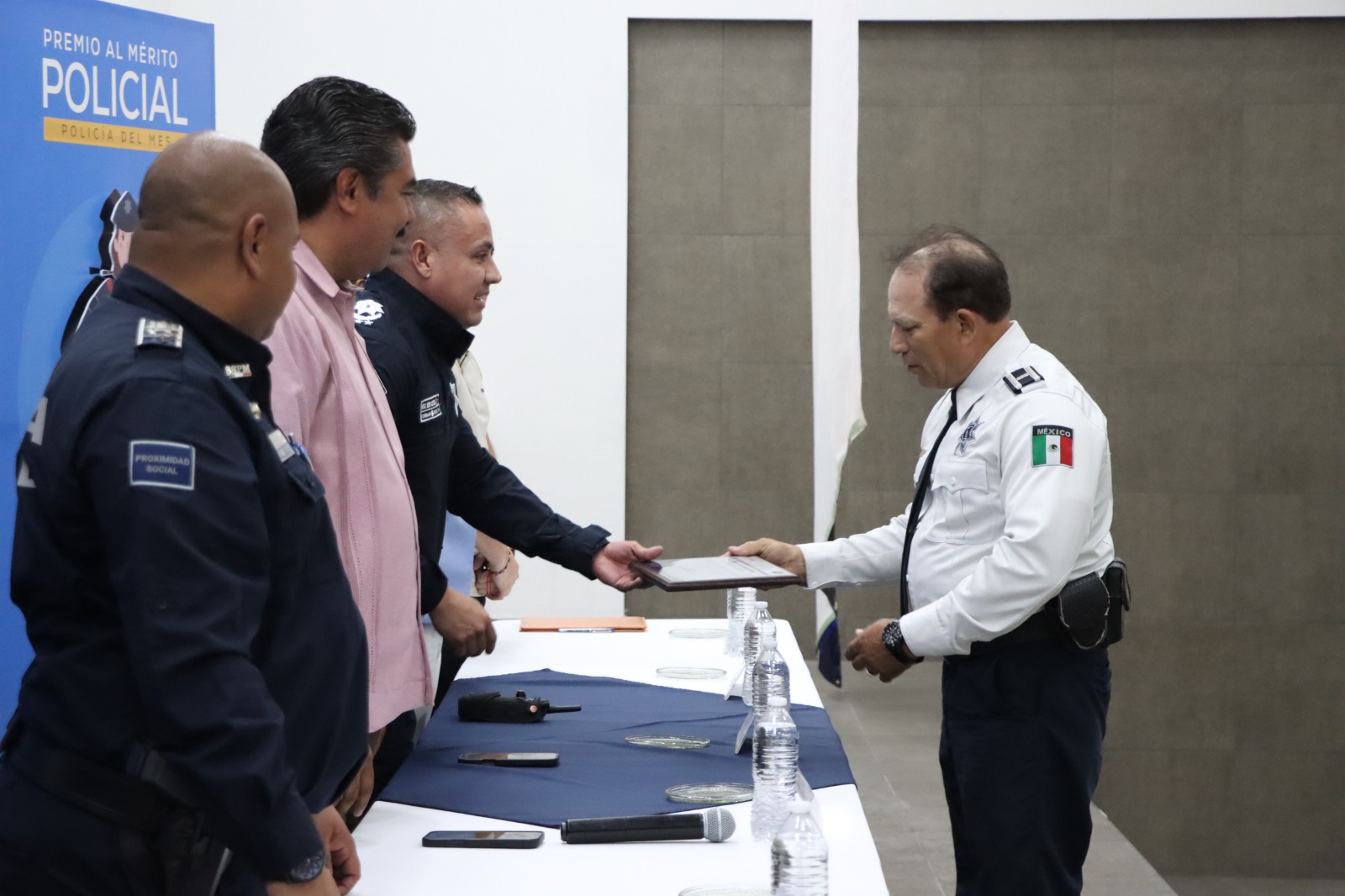 Reconocen a 60 elementos de la Policía Municipal que destacaron por su heroísmo durante marzo.