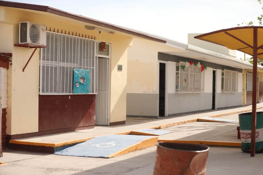 Entrega Presidente Municipal obras de rehabilitación en primaria Arcadio González