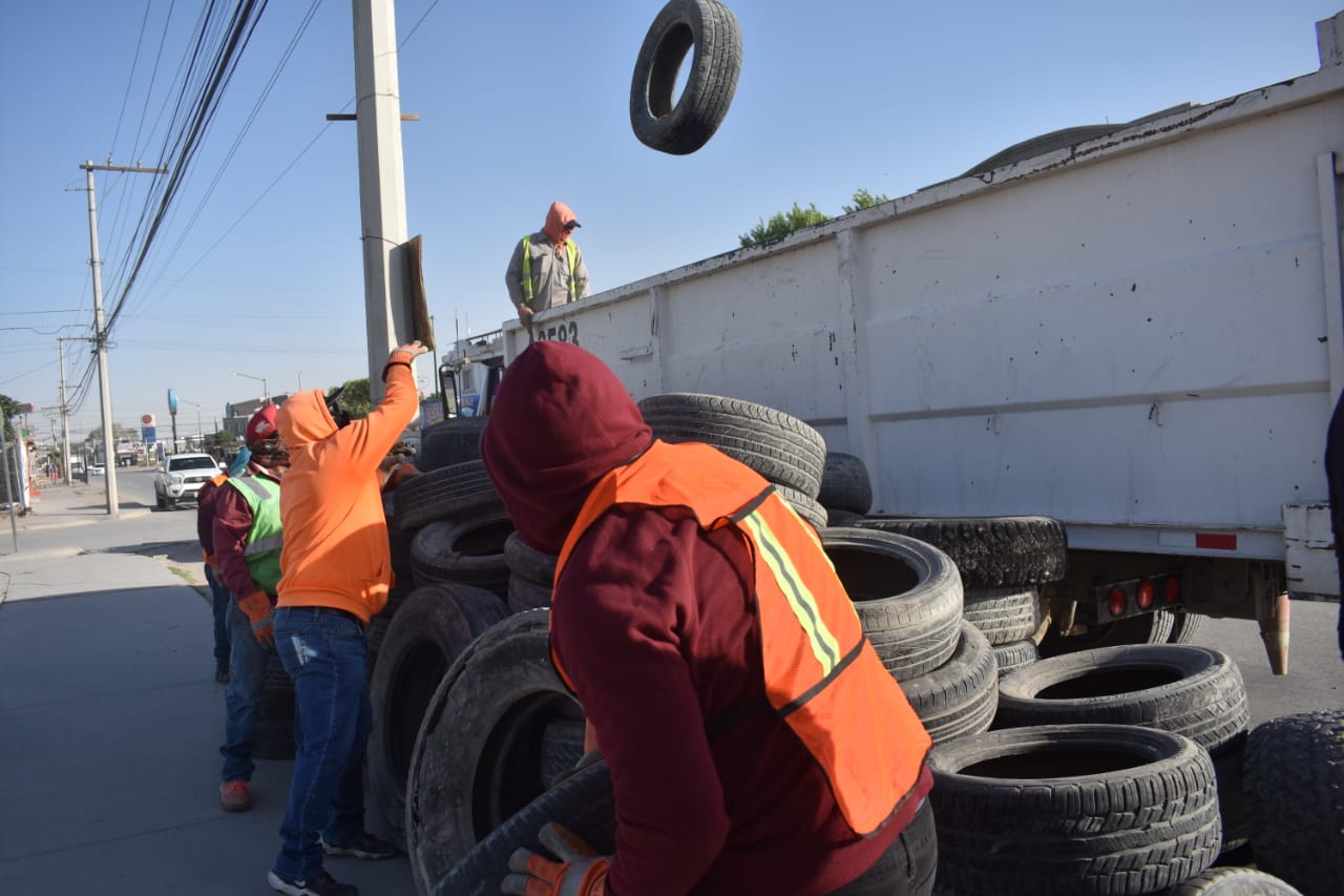 Retiran cuadrillas de Limpia decenas de llantas tiradas por un anti ciudadano el lunes.
