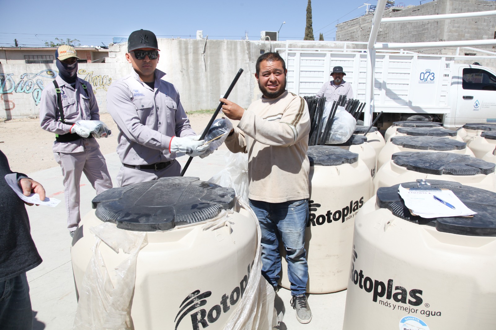 Entregan tinacos a vecinos de Hacienda de Las Torres Universidad.