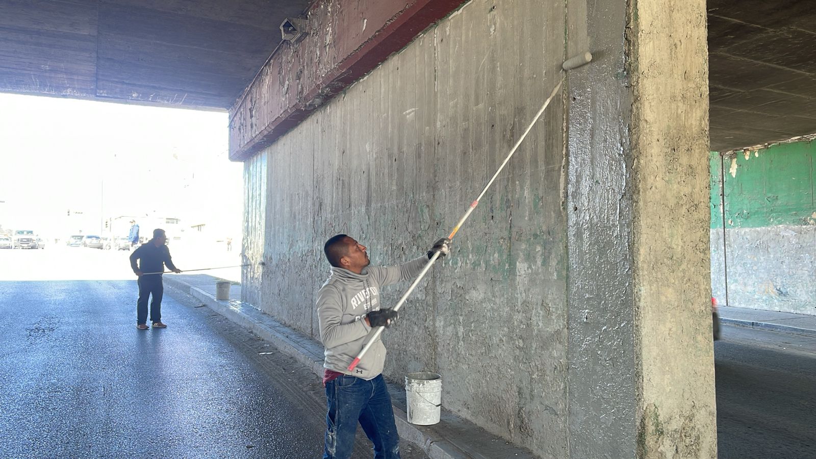 Remueven cuadrillas grafiti en muros de la avenida Insurgentes.